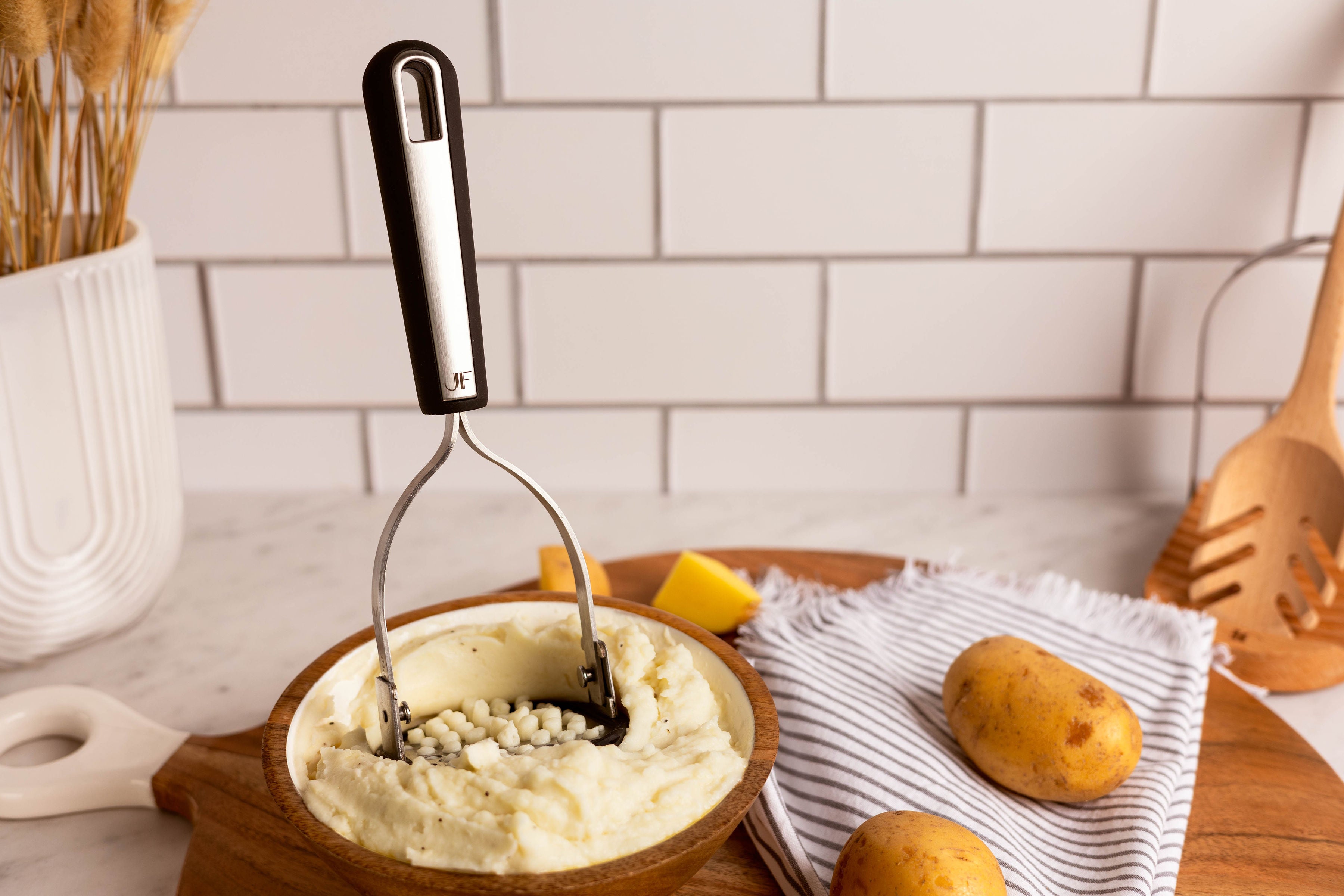 Foldable potato outlet masher